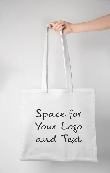 Frau hält Einkaufstasche mit Platz für Logo — Stockfoto