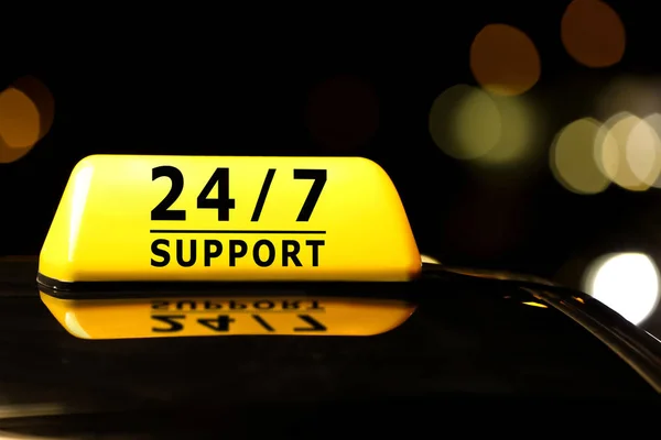 Текст 24/7 SUPPORT на знаку даху автомобіля — стокове фото