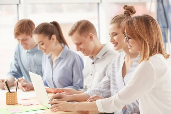 Junge Leute im Büro — Stockfoto