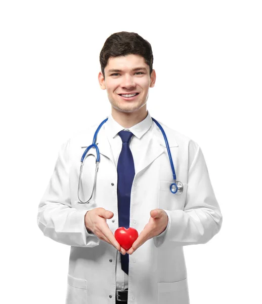 Joven cardiólogo guapo sobre fondo blanco —  Fotos de Stock