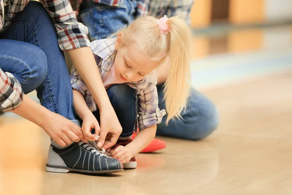 Cambiare scarpe in famiglia nel bowling club — Foto Stock