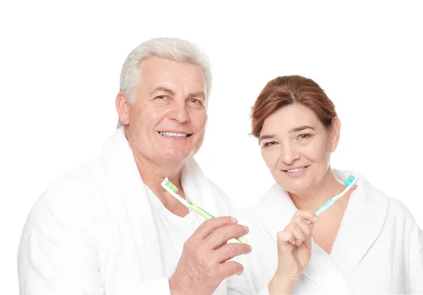 Pareja mayor con cepillos de dientes — Foto de Stock