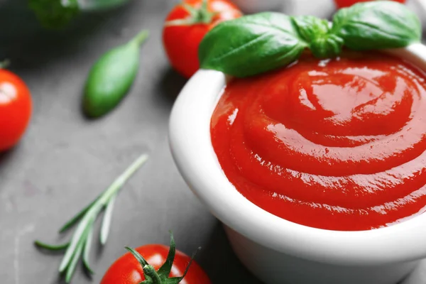 Heerlijke ketchup in kom met ingrediënten — Stockfoto