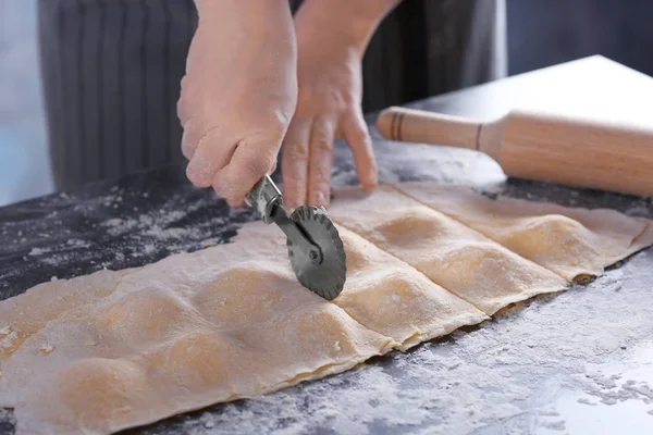 Woman making ravioli — Stock Photo, Image