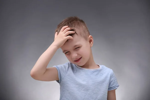 Маленький мальчик страдает от головной боли — стоковое фото