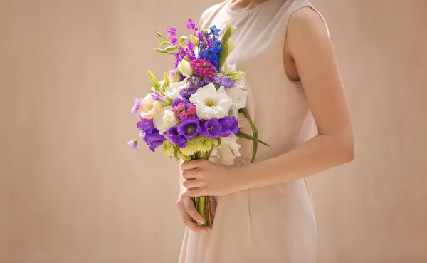 Frau mit Blumenstrauß — Stockfoto