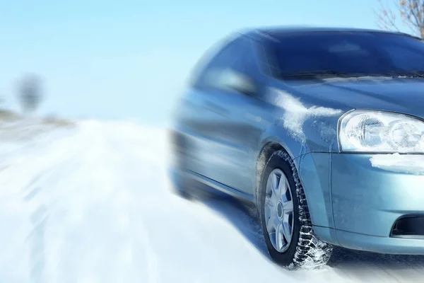 Carro na estrada de inverno — Fotografia de Stock