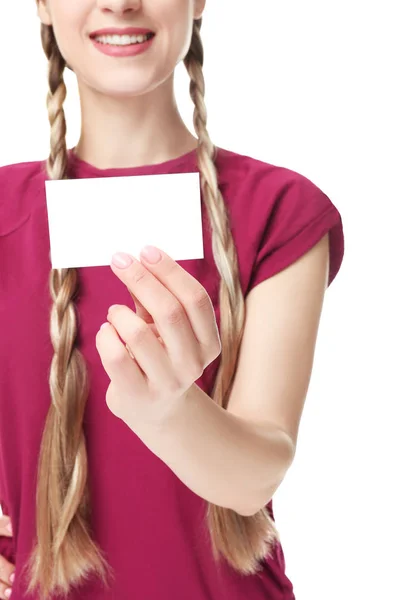 Όμορφη νεαρή γυναίκα με επαγγελματική κάρτα σε άσπρο φόντο, κοντινό πλάνο — Φωτογραφία Αρχείου