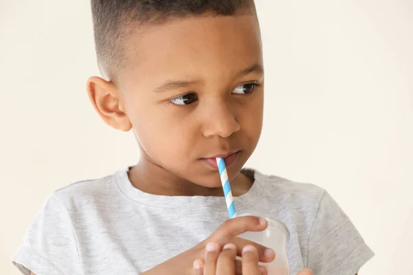 Афро-американських хлопчик питної йогурт — стокове фото