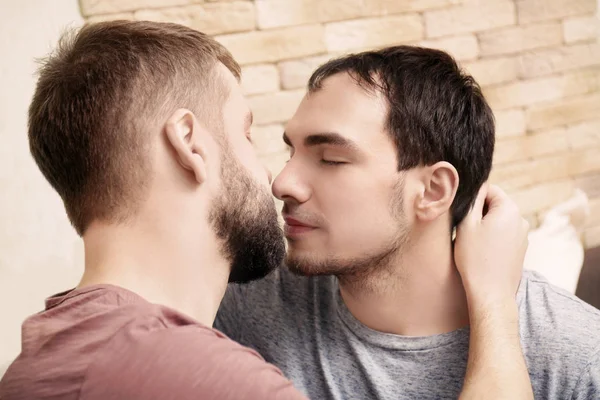 Tedere kussen homo paar — Stockfoto
