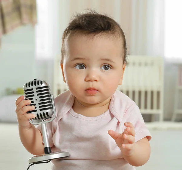 Schattige kleine baby met microfoon — Stockfoto