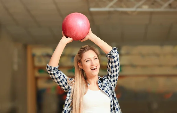 Jeune femme au bowling club — Photo