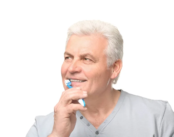 Hombre mayor limpiando dientes —  Fotos de Stock