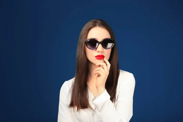 Schöne junge Frau mit Sonnenbrille — Stockfoto