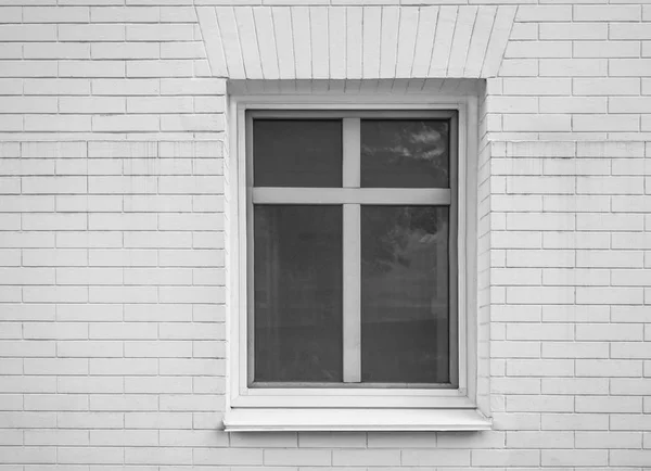 Μοντέρνο πλαστικό παράθυρο τούβλα κτιρίου — Φωτογραφία Αρχείου