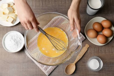 Kadın için bir pasta hamur yapma