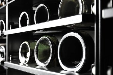 Raf şarap şişeleri ile