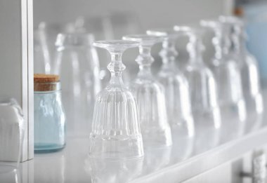 Satır raf boş bardak