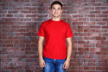 Kırmızı t-shirt yakışıklı genç adam 