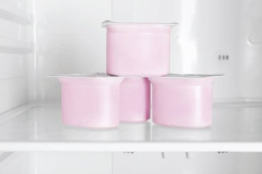 Plastik bardak yoğurt ile  