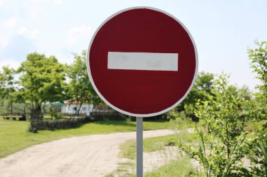 İşareti kırsal yolda girmeyin