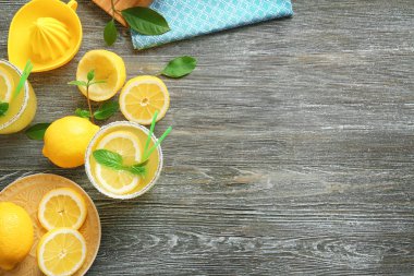 Limon suyu ve taze meyve  