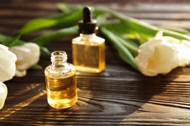 Parfüm ve çiçekler ile kompozisyon 