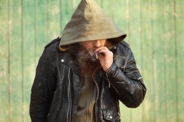 Sakallı adam ot Sigara  