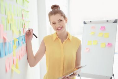 Genç kadın holding tablet  