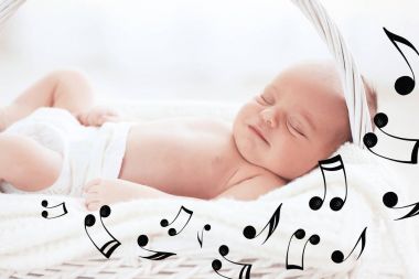 Sepet içinde uyuyan sevimli bebek. Ninni şarkı ve müzik konsepti