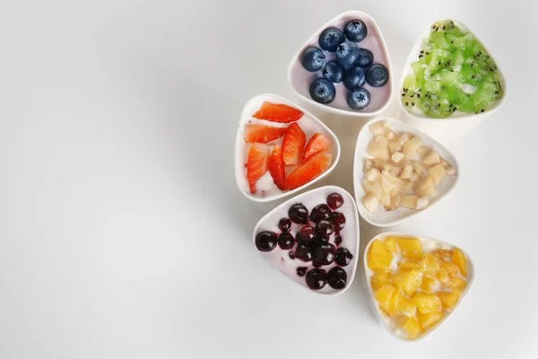 Fabricante de iogurte automático com frutas — Fotografia de Stock