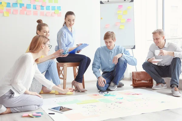 Team av unga marknadsföring chefer diskuterar nytt projekt i office — Stockfoto