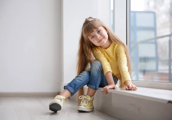 Pequena menina da moda — Fotografia de Stock