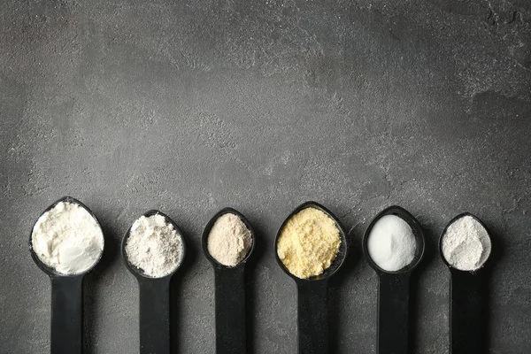 勺子与不同类型的面粉 — 图库照片