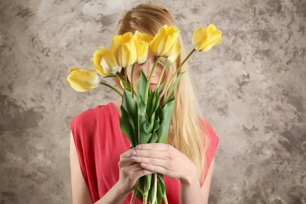 Młoda kobieta z bukietem tulipanów — Zdjęcie stockowe
