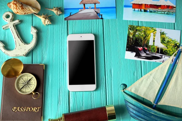 Smartphone y accesorios de planificación de viajes —  Fotos de Stock