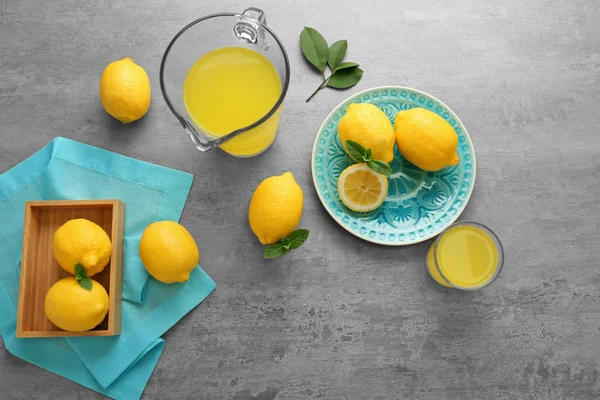 Komposition mit Zitronensaft im Glas — Stockfoto