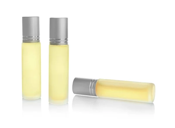 Frascos de perfume sobre branco — Fotografia de Stock