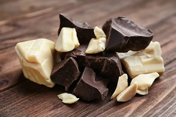 Pedaços de chocolate escuro e branco — Fotografia de Stock