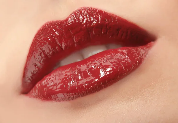 Женщина с красными губами — стоковое фото