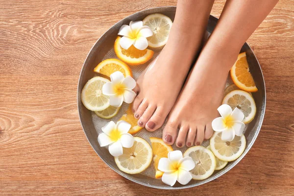 Pés femininos na tigela spa — Fotografia de Stock