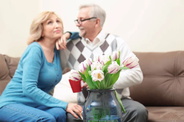 チューリップと背景にぼけ老夫婦の花束 — ストック写真