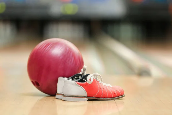 ボールや床に靴 — ストック写真