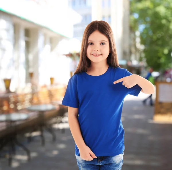 Liten flicka i snygg t-shirt — Stockfoto