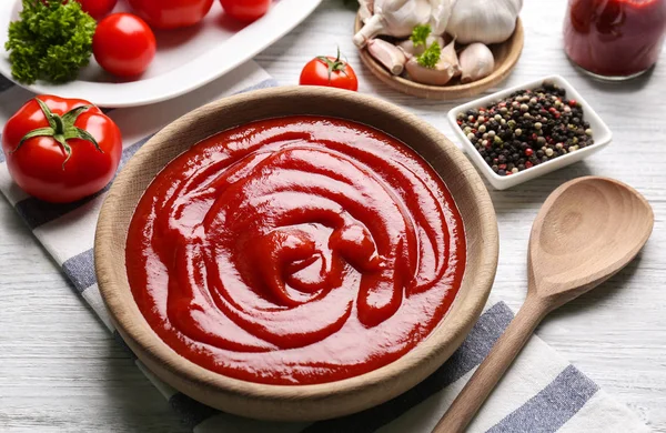 Heerlijke ketchup in kom met ingrediënten — Stockfoto