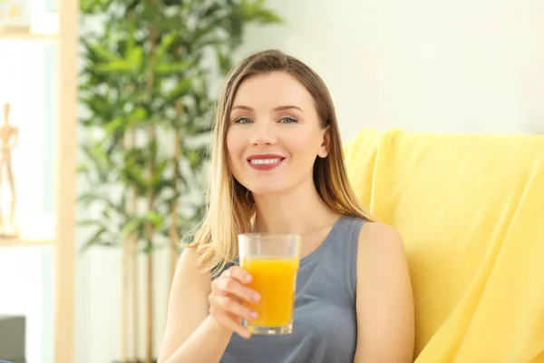 Mujer con vaso de jugo fresco — Foto de Stock