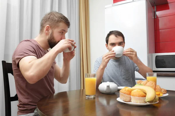 Homo paar ontbijten — Stockfoto