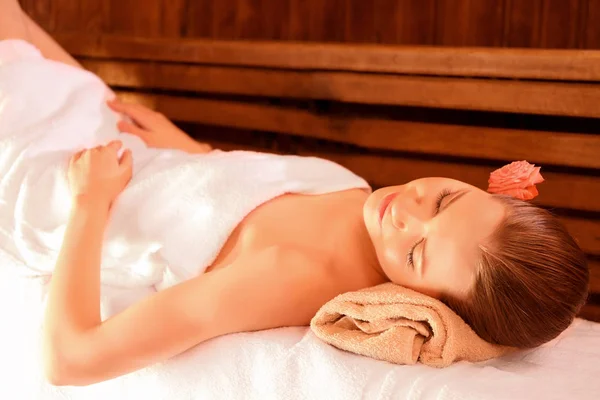 Jeune femme dans le sauna — Photo