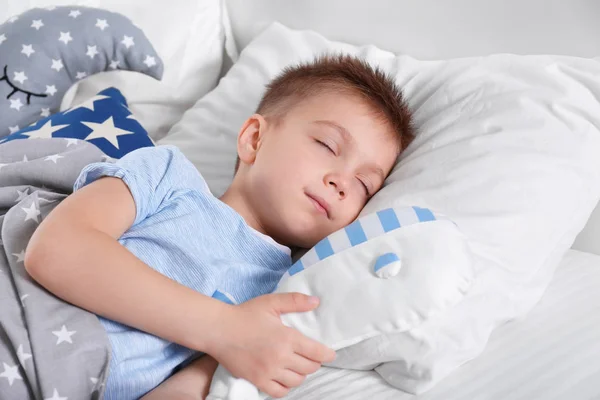 Menino com baleia de brinquedo — Fotografia de Stock