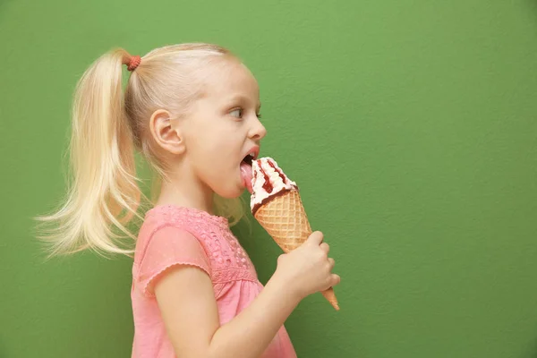 Kleines Mädchen isst Eis — Stockfoto